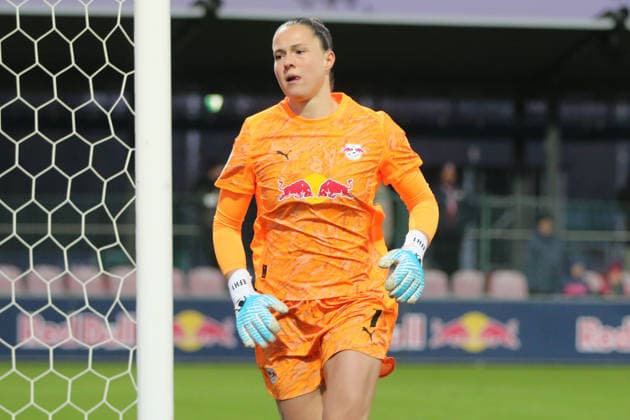 21 12 2025 Soccer Women 2025 2026 Google Pixel Women Bundesliga 14 Matchday RB Leipzig 1 FC Köln RB Trainingszentrum am Cottaweg Leipzig Elvira Herzog Leipzig, 1, orange Leipzig Saxony Germany