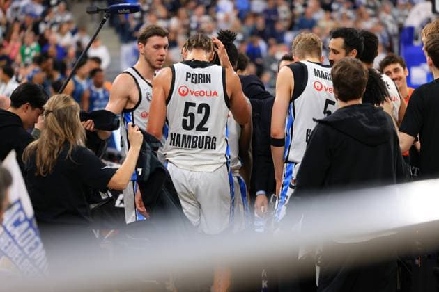 Several Veolia Towers Hamburg players in white jerseys on the sidelines easyCredit BBL MLP Academics Heidelberg - Veolia Towers Hamburg 21 12 2025 SNP Dome Heidelberg Veolia Towers Hamburg players on the sidelines Copyright: xspeedshotx