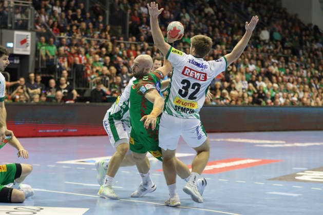 21 12 2025, xgox, Handball Daikin HBL SC Magdeburg SC DHfK Leipzig emspor, v l Moritz Preuss Leipzig, 24 , Oscar Bergendahl Magdeburg, 54 , Franz Semper Leipzig, 32 duel, duel, fight, tackle Magdeburg