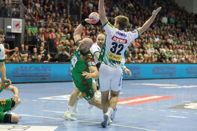 21 12 2025, xgox, Handball Daikin HBL SC Magdeburg SC DHfK Leipzig emspor, v l Moritz Preuss Leipzig, 24 , Oscar Bergendahl Magdeburg, 54 , Franz Semper Leipzig, 32 duel, duel, fight, tackle Magdeburg