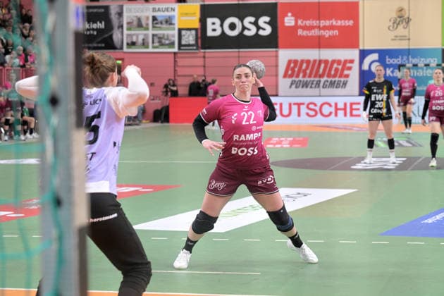 Gabriela Clausson Bitolo TusSies Metzingen, 22 against Madita Kohorst VfL Oldenburg, 25 in goal at 7 meter TusSies Metzingen vs VfL Oldenburg, Handball, Alsco HBF, 11 League Matchday, Season 2025 2026, 21 12 2025 TusSies Metzingen vs VfL Oldenburg, Handball, Alsco HBF, 11 League Matchday, Season 2025 2026, 21 12 2025 Tuebingen Copyright: xEibner-Pressefoto TobiasxBaurx EP_TBR