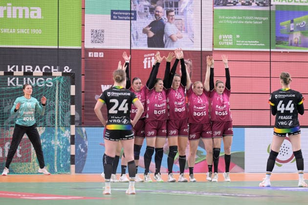 the TusSies block against Lisa Marie Fragge VfL Oldenburg, 44 TusSies Metzingen vs VfL Oldenburg, handball, Alsco HBF, 11 league matchday, 2025 2026 season, 21 12 2025 TusSies Metzingen vs VfL Oldenburg, handball, Alsco HBF, 11 league matchday, 2025 2026 season, 21 12 2025 Tuebingen Copyright: xEibner-Pressefoto TobiasxBaurx EP_TBR