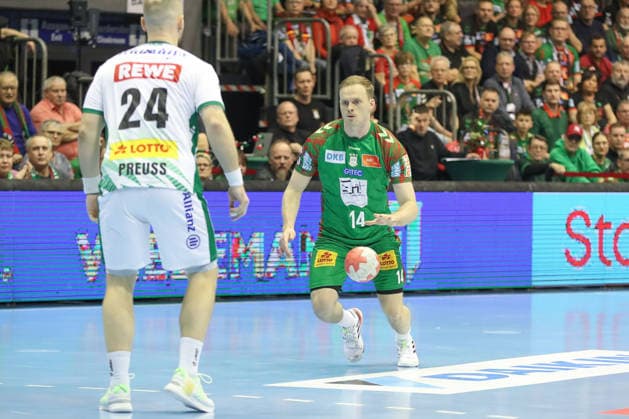 21 12 2025, xgox, Handball Daikin HBL SC Magdeburg SC DHfK Leipzig emspor, v l Omar Ingi Magnusson Magdeburg, 14 on the ball, plays the ball Magdeburg
