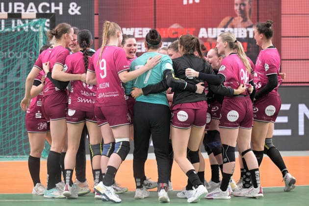 the TusSies cheering after the end of the game about the 30 29 home win TusSies Metzingen vs VfL Oldenburg, Handball, Alsco HBF, 11 League matchday, Season 2025 2026, 21 12 2025 TusSies Metzingen vs VfL Oldenburg, Handball, Alsco HBF, 11 League matchday, Season 2025 2026, 21 12 2025 Tuebingen Copyright: xEibner-Pressefoto TobiasxBaurx EP_TBR