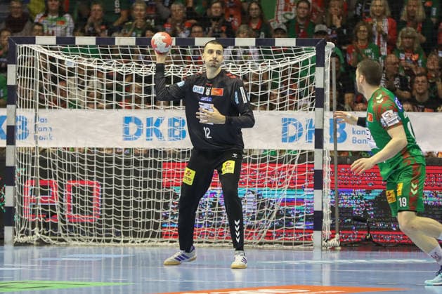 21 12 2025, xgox, Handball Daikin HBL SC Magdeburg SC DHfK Leipzig emspor, v l Matej Mandic Magdeburg, 12 parade, holds the ball, catches the ball, parries Magdeburg