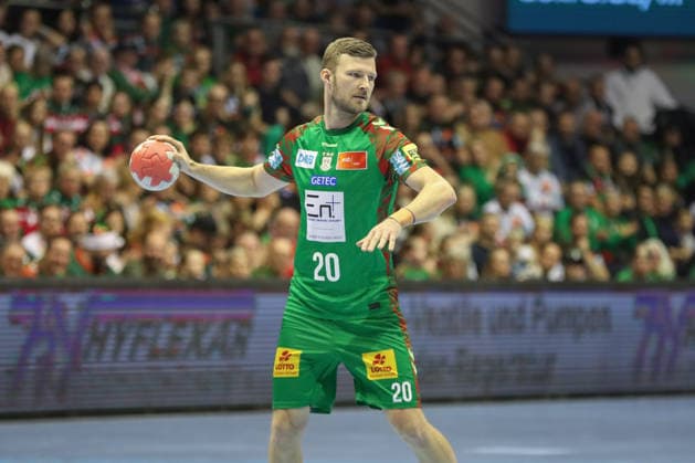 21 12 2025, xgox, Handball Daikin HBL SC Magdeburg SC DHfK Leipzig emspor, v l Philipp Weber Magdeburg, 20 on the ball, plays the ball Magdeburg