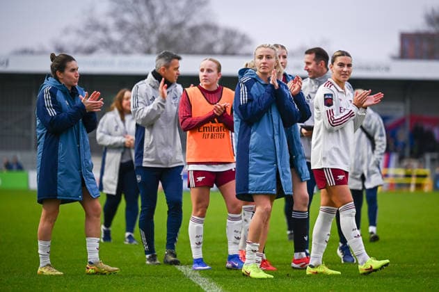 Leah Williamson of Arsenal applauds the fans following the Subway Women s League Cup Quarter Final match between Crystal Palace and Arsenal at VBS Community Stadium on December 21, 2025 in Sutton, England. Copyright: xYaroslavxDunkax xSPPx Sportspressphoto_SPR75947