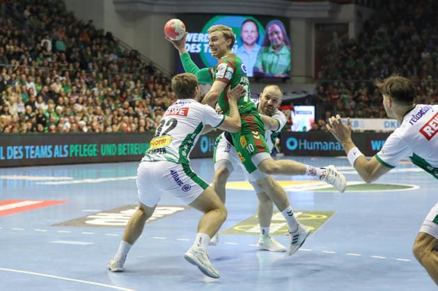 21 12 2025, xgox, Handball Daikin HBL SC Magdeburg SC DHfK Leipzig emspor, v l Franz Semper Leipzig, 32 , Gisli Thorgeir Kristjansson Magdeburg, 10 , Moritz Preuss Leipzig, 24 duel, duel, fight, tackle Magdeburg