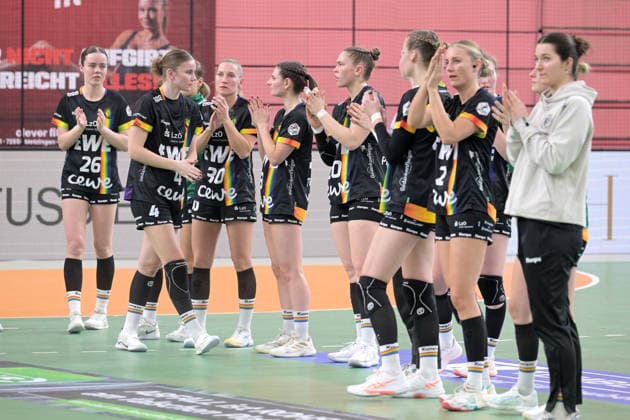 the players of VfL Oldenburg thank the fans TusSies Metzingen vs VfL Oldenburg, Handball, Alsco HBF, 11 League matchday, Season 2025 2026, 21 12 2025 TusSies Metzingen vs VfL Oldenburg, Handball, Alsco HBF, 11 League matchday, Season 2025 2026, 21 12 2025 Tuebingen Copyright: xEibner-Pressefoto TobiasxBaurx EP_TBR
