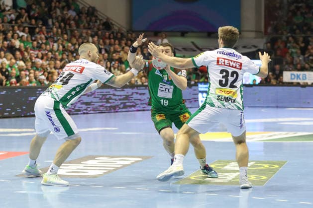 21 12 2025, xgox, Handball Daikin HBL SC Magdeburg SC DHfK Leipzig emspor, v l Moritz Preuss Leipzig, 24 , Elvar Oern Jonsson Magdeburg, 19 , Franz Semper Leipzig, 32 duel, duel, fight, tackle Magdeburg