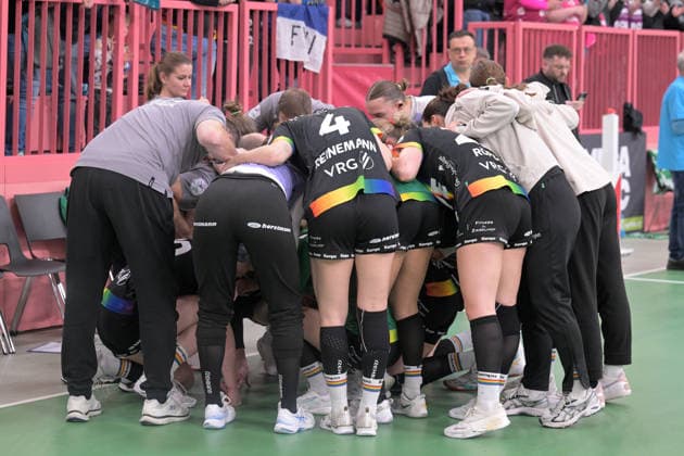 Circle of VfL Oldenburg after the match TusSies Metzingen vs VfL Oldenburg, handball, Alsco HBF, 11 league matchday, season 2025 2026, 21 12 2025 TusSies Metzingen vs VfL Oldenburg, handball, Alsco HBF, 11 league matchday, season 2025 2026, 21 12 2025 Tuebingen Copyright: xEibner-Pressefoto TobiasxBaurx EP_TBR