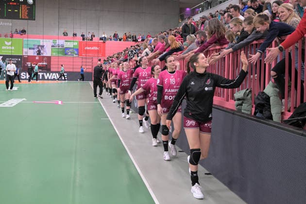 the TusSies would like to thank the fans TusSies Metzingen vs VfL Oldenburg, Handball, Alsco HBF, 11 League matchday, Season 2025 2026, 21 12 2025 TusSies Metzingen vs VfL Oldenburg, Handball, Alsco HBF, 11 League matchday, Season 2025 2026, 21 12 2025 Tuebingen Copyright: xEibner-Pressefoto TobiasxBaurx EP_TBR