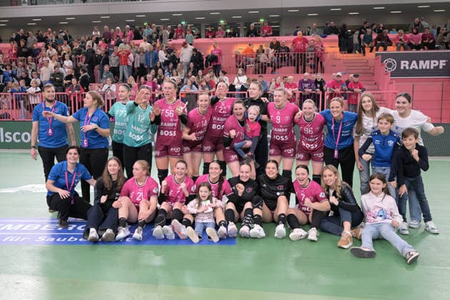 Winner photo of the TusSies after the end of the match TusSies Metzingen vs VfL Oldenburg, Handball, Alsco HBF, 11 League matchday, Season 2025 2026, 21 12 2025 TusSies Metzingen vs VfL Oldenburg, Handball, Alsco HBF, 11 League matchday, Season 2025 2026, 21 12 2025 Tuebingen Copyright: xEibner-Pressefoto TobiasxBaurx EP_TBR