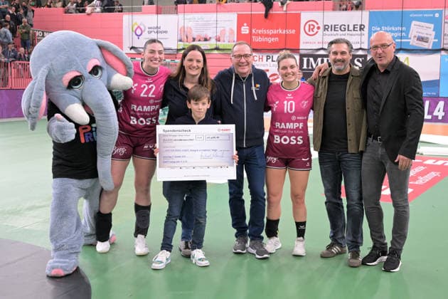 Michael Rampf, together with Nele Franz TusSies Metzingen, 10 and Gabriela Clausson Bitolo TusSies Metzingen, 22 and Ferenc Rott TusSies Metzingen, Managing Director, hands over a check to the Foundation for Children with Cancer of the University Hospital Tuebingen TusSies Metzingen vs VfL Oldenburg, Handball, Alsco HBF, 11 league matchday, season 2025 2026, 21 12 2025 TusSies Metzingen vs VfL Oldenburg, Handball, Alsco HBF, 11 league matchday, season 2025 2026, 21 12 2025 Tuebingen Copyright: xEibner-Pressefoto TobiasxBaurx EP_TBR
