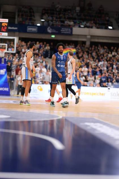 Game action with Marcus Weathers 00 MLP Academics Heidelberg and 12 Veolia Towers Hamburg easyCredit BBL MLP Academics Heidelberg - Veolia Towers Hamburg 21 12 2025 SNP Dome Heidelberg Marcus Weathers 00 MLP Academics Heidelberg and 12 Veolia Towers Hamburg in action Copyright: xspeedshotx