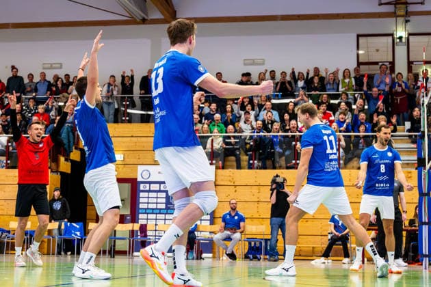 21 12 2025, GER, Volleyball, 2 BL Maenner Sued, Saison 2025 2026, Blue Volleys Gotha L E Volleys Finn Jansen Blue Volleys Gotha , Ben Bierwisch Blue Volleys Gotha , Tim Wagner Blue Volleys Gotha , Dominik Duchac Blue Volleys Gotha 99867 Gotha Sporthalle Sportanlage Ernesti Thüringen Germany