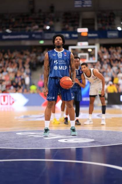 Game action with Marcus Weathers 00 MLP Academics Heidelberg and Kenneth Ogbe 25 Veolia Towers Hamburg easyCredit BBL MLP Academics Heidelberg - Veolia Towers Hamburg 21 12 2025 SNP Dome Heidelberg Marcus Weathers 00 MLP Academics Heidelberg with ball Copyright: xspeedshotx