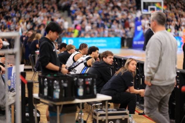 Basketball scene on the sidelines with Team Bank in the SNP Dome easyCredit BBL MLP Academics Heidelberg - Veolia Towers Hamburg 21 12 2025 SNP Dome Heidelberg Basketball scene on the sidelines Copyright: xspeedshotx