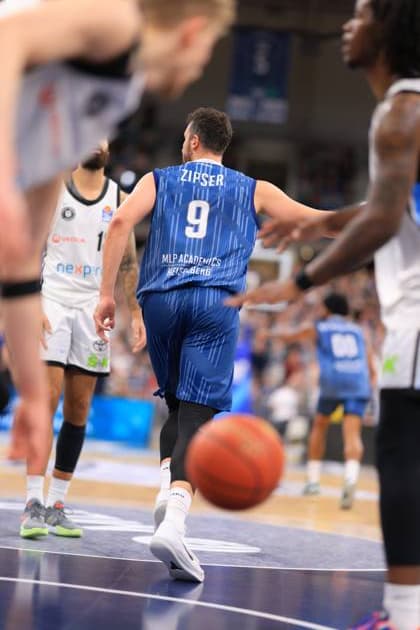 Game action with Paul Zipser 9 MLP Academics Heidelberg and players from Team Veolia Towers Hamburg easyCredit BBL MLP Academics Heidelberg - Veolia Towers Hamburg 21 12 2025 SNP Dome Heidelberg Paul Zipser 9 MLP Academics Heidelberg in action Copyright: xspeedshotx
