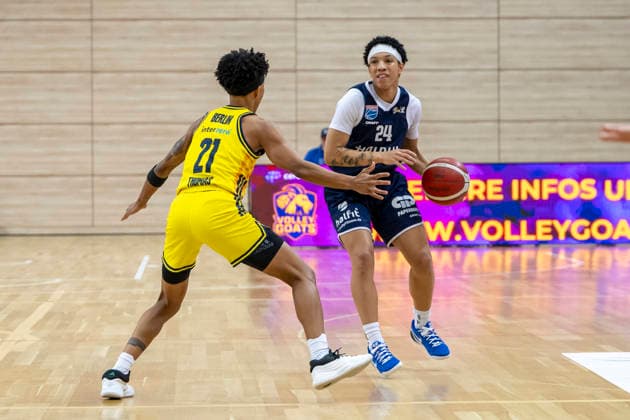 Toyota DBBL 2025 2026 Syntainics MBC vs Alba Berlin Halle Saale, Germany December 21, 2025 In the picture from left Deeshyra Thomas Berlin and Liz Smith Halle Halle Saale swh Arena Sachsen Anhalt Germany