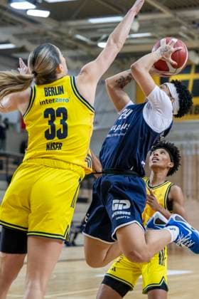 Toyota DBBL 2025 2026 Syntainics MBC vs Alba Berlin Halle Saale, Germany December 21, 2025 In the picture from left in the duel Emily Kiser Berlin and Liz Smith Halle Halle Saale swh Arena Sachsen Anhalt Germany