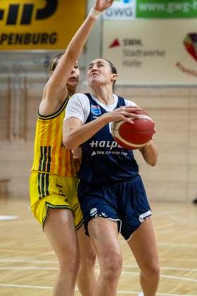 Toyota DBBL 2025 2026 Syntainics MBC vs Alba Berlin Halle Saale, Germany December 21, 2025 In the picture from left Jo Raflo Berlin and Alexia Allesch Halle Halle Saale swh Arena Sachsen Anhalt Germany