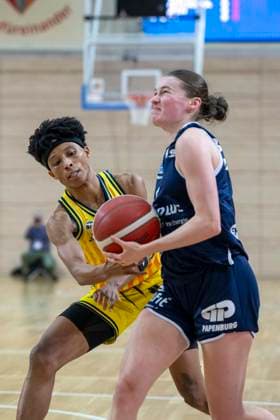 Toyota DBBL 2025 2026 Syntainics MBC vs Alba Berlin Halle Saale, Germany December 21, 2025 In the picture from left in the duel Deeshyra Thomas and Nicole Brochlitz Halle Halle Saale swh Arena Sachsen Anhalt Germany