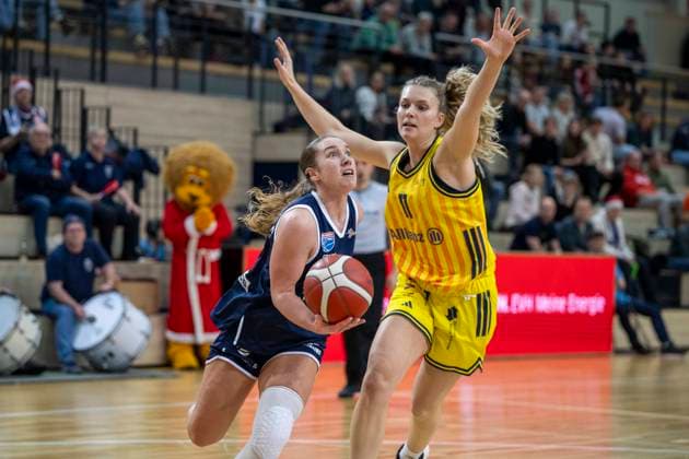 Toyota DBBL 2025 2026 Syntainics MBC vs Alba Berlin Halle Saale, Germany December 21, 2025 In the picture from left in duel Anna Suckstorff Halle and Nina Rosemeyer Berlin Halle Saale swh Arena Sachsen Anhalt Germany