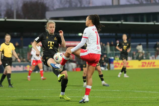 21 12 2025 Soccer Women 2025 2026 Google Pixel Women Bundesliga 14 Matchday RB Leipzig 1 FC Köln RB Training Center am Cottaweg Leipzig Pauline Bremer Köln, 11, black and Lisa Baum Leipzig, 11, white in a duel Leipzig Saxony Germany