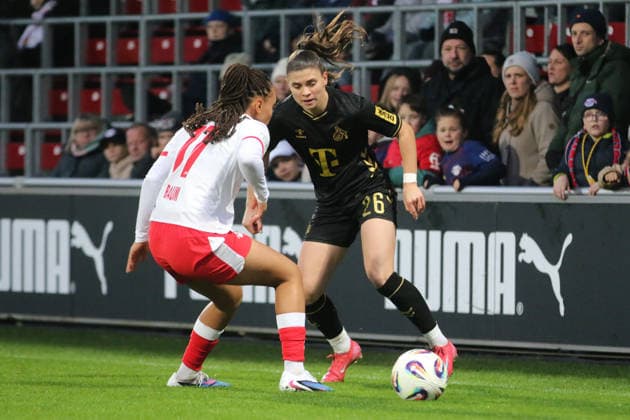 21 12 2025 Soccer Women 2025 2026 Google Pixel Women Bundesliga 14 Matchday RB Leipzig 1 FC Köln RB Trainingszentrum am Cottaweg Leipzig Martyna Wiankowska Cologne, 26, black in duel with Lisa Baum Leipzig, 11, white Leipzig Saxony Germany