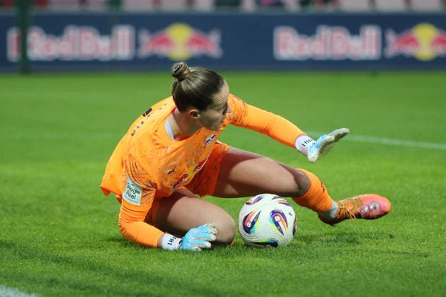 21 12 2025 Football Women 2025 2026 Google Pixel Women Bundesliga 14 Matchday RB Leipzig 1 FC Köln RB Trainingszentrum am Cottaweg Leipzig Elvira Herzog Leipzig, 1, orange holding a ball Leipzig Saxony Germany