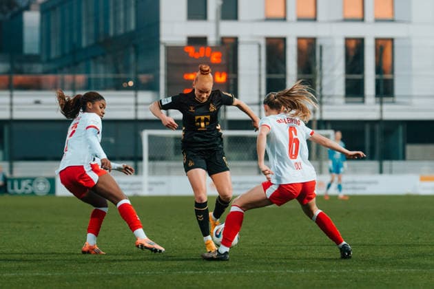 21 12 25, Women, Football, Google Pixel Women Bundesliga, Season 2025 2026, RB Leipzig 1 FC Köln, 14 Matchday Laura Vogt 8 1 FC Köln in duel Leipzig Training Center Cottaweg SN Germany