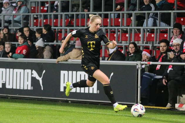 21 12 2025 Soccer Women 2025 2026 Google Pixel Women Bundesliga 14 Matchday RB Leipzig 1 FC Köln RB Training Center am Cottaweg Leipzig Pauline Bremer Cologne, 11, black drives the ball forward Leipzig Saxony Germany