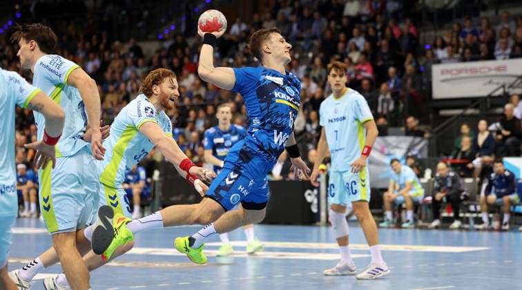 BAU 21 12 2025 Stuttgart Handball TVB Stuttgart vs VfL Gummersbach, front from left Tom Kiesler Gummersbach , Simone Mengon TVB