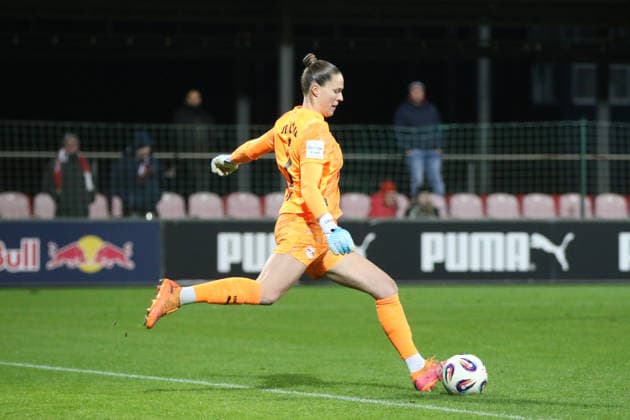 21 12 2025 Soccer Women 2025 2026 Google Pixel Women Bundesliga 14 Matchday RB Leipzig 1 FC Köln RB Training Center am Cottaweg Leipzig Elvira Herzog Leipzig, 1, orange hits a ball long Leipzig Saxony Germany