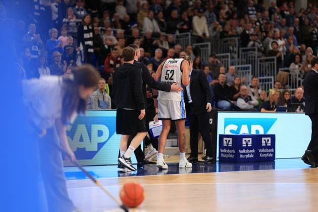 Zacharie Perrin 52 Veolia Towers Hamburg is accompanied by coaches on the sidelines easyCredit BBL MLP Academics Heidelberg - Veolia Towers Hamburg 21 12 2025 SNP Dome Heidelberg Zacharie Perrin 52 Veolia Towers Hamburg on the sidelines Copyright: xspeedshotx