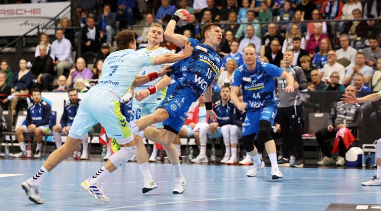 BAU 21 12 2025 Stuttgart Handball TVB Stuttgart vs VfL Gummersbach, f l Julian Köster Gummersbach , Simone Mengon TVB