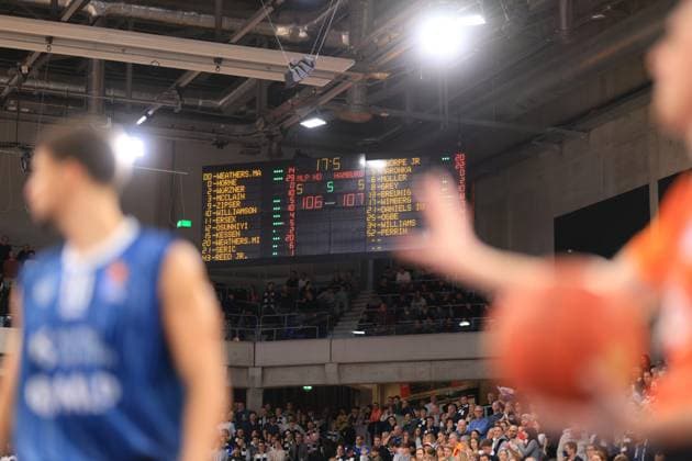 Stadium scene at the match between MLP Academics Heidelberg and Veolia Towers Hamburg with crowd and scoreboard easyCredit BBL MLP Academics Heidelberg - Veolia Towers Hamburg 21 12 2025 SNP Dome Heidelberg Stadium scene with scoreboard Copyright: xspeedshotx