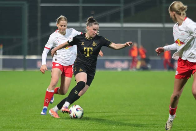 Google Pixel Womens Bundesliga, RB Leipzig 1 FC Köln 21 12 2025 Adriana Achcinska 9, 1 FC Köln ahead Emilia Kiaer Asgeirsdottir 8, RB Leipzig Football, Google Pixel Womens Bundesliga, Season 2025 2026, Matchday 14 RB Leipzig vs 1 FC Köln on 21 12 2025, Training Center Cottaweg, Leipzig DFB REGULATIONS PROHIBIT ANY USE OF PHOTOGRAPHS AS IMAGE SEQUENCES AND OR QUASI VIDEO Copyright: xBEAUTIFULxSPORTS JanxKaeferx