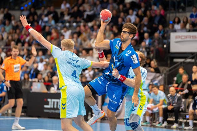Handball I Men I Season 2025 2026 I Bundesliga I 18 Matchday I TVB Stuttgart VfL Gummersbach I 21 12 2025 Antonio Serradilla Cuenca 5, TVB Stuttgart im Wurf Stuttgart Porsche Arena Baden Württemberg Germany Copyright: xLobeca MaxxPetershansx