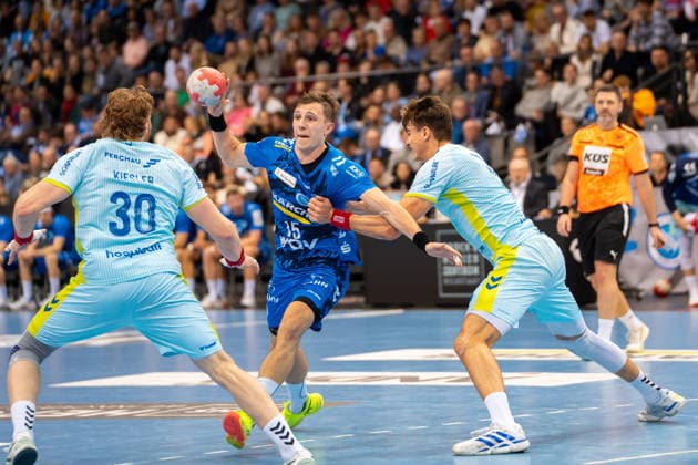 Handball I Men I Season 2025 2026 I Bundesliga I 18 Matchday I TVB Stuttgart VfL Gummersbach I 21 12 2025 Simone Mengon 15, TVB Stuttgart defended by Tom Kiesler 30, VfL Gummersbach and Julian Köster 7, VfL Gummersbach Stuttgart Porsche Arena Baden Württemberg Germany Copyright: xLobeca MaxxPetershansx