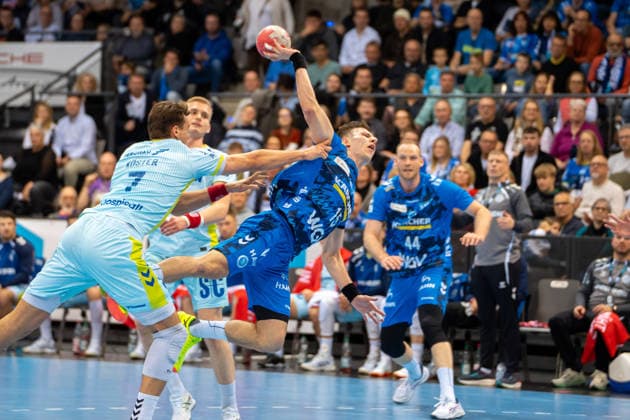 Handball I Men I Season 2025 2026 I Bundesliga I 18 Matchday I TVB Stuttgart VfL Gummersbach I 21 12 2025 Simone Mengon 15, TVB Stuttgart im Wurf Stuttgart Porsche Arena Baden Württemberg Germany Copyright: xLobeca MaxxPetershansx