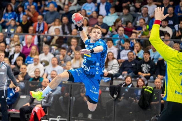 Handball I Men I Season 2025 2026 I Bundesliga I 18 Matchday I TVB Stuttgart VfL Gummersbach I 21 12 2025 Simone Mengon 15, TVB Stuttgart im Wurf Stuttgart Porsche Arena Baden Württemberg Germany Copyright: xLobeca MaxxPetershansx