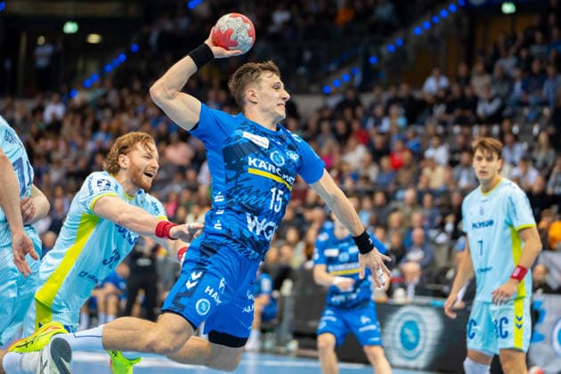 Handball I Men I Season 2025 2026 I Bundesliga I 18 Matchday I TVB Stuttgart VfL Gummersbach I 21 12 2025 Simone Mengon 15, TVB Stuttgart throwing, left Tom Kiesler 30, VfL Gummersbach Stuttgart Porsche Arena Baden Württemberg Germany Copyright: xLobeca MaxxPetershansx