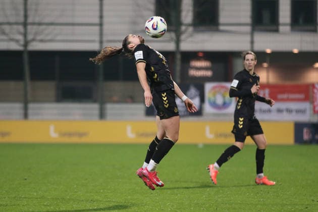 21 12 2025 Soccer Women 2025 2026 Google Pixel Women Bundesliga 14 Matchday RB Leipzig 1 FC Köln RB Training Center at Cottaweg Leipzig Martyna Wiankowska Cologne, 26, black takes a ball from the air Leipzig Saxony Germany