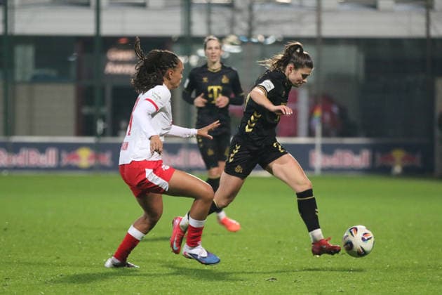 21 12 2025 Soccer Women 2025 2026 Google Pixel Women Bundesliga 14 Matchday RB Leipzig 1 FC Köln RB Training Center at Cottaweg Leipzig Martyna Wiankowska Cologne, 26, black and Lisa Baum Leipzig, 11, white in a running duel Leipzig Saxony Germany