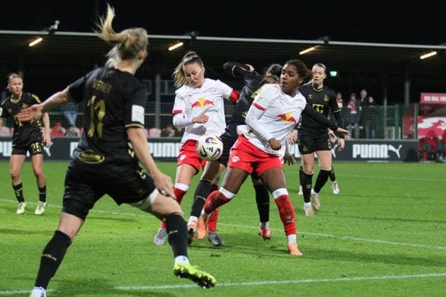 21 12 2025 Soccer Women 2025 2026 Google Pixel Women Bundesliga 14 Matchday RB Leipzig 1 FC Köln RB Trainingszentrum am Cottaweg Leipzig Sara Agrez Köln, 4, black between Gina Chmielinski Leipzig, 10, white and Delice Boboy Leipzig, 17, white Leipzig Saxony Germany
