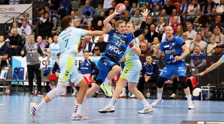 BAU 21 12 2025 Stuttgart Handball TVB Stuttgart vs VfL Gummersbach, f l Julian Köster Gummersbach , Torben Matzken TVB