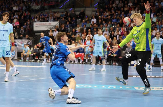 BAU 21 12 2025 Stuttgart Handball TVB Stuttgart vs VfL Gummersbach, front from l Jakob Nigg TVB , Bertram Obling Gummersbach