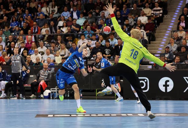 BAU 21 12 2025 Stuttgart Handball TVB Stuttgart vs VfL Gummersbach, f l Simone Mengon TVB , Bertram Obling Gummersbach